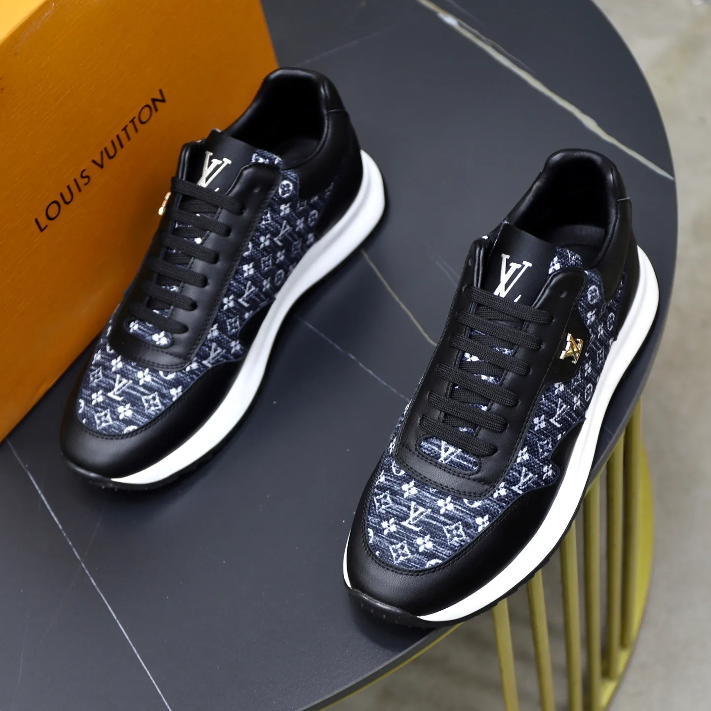 Ex-factory price: 462💰🙅‍♂️🙅‍♂️🙅‍♂️ Brand: LV Louis Vuitton Standard code: 38-44 (45 customized) Grade: Same as the official website Material: Original cowhide stitching brand cloth Comfortable and breathable lining Lightweight and wear-resistant sports outsole Style category: Men's fashion casual shoes Running sneakers Distinguished luxury brand elements Top luxury Color: actual picture color